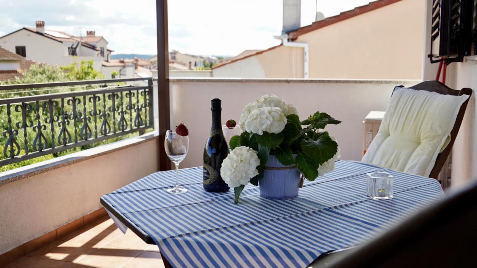 Apartment In 3652-2